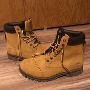 Never wore before size 8 Timberland boots.